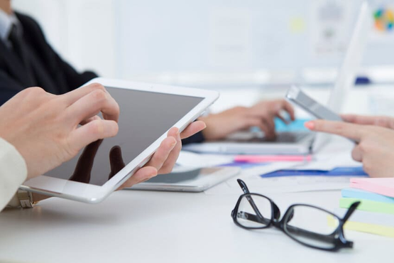 chica con una tablet